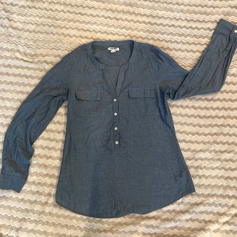 Old Navy V-neck long sleeve pullover. 1/2 button front.  Womens size XS.